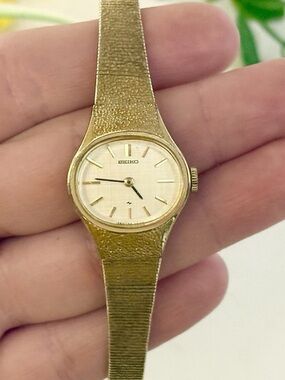 Vintage Seiko Dainty Gold Mechanical Textured Oval Pebble Cocktail Watch WORKS!!
